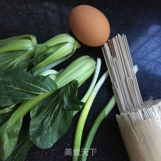荷包蛋酸汤面的做法步骤：1