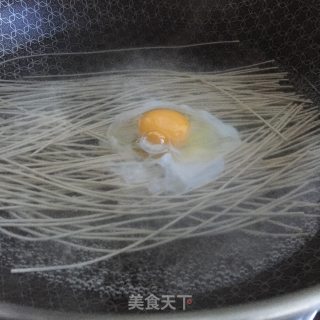 荷包蛋酸汤面的做法步骤：3