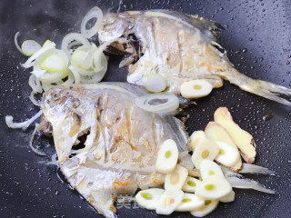 红烧平鱼的做法步骤：7