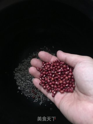 红豆黑米粥的做法步骤：2