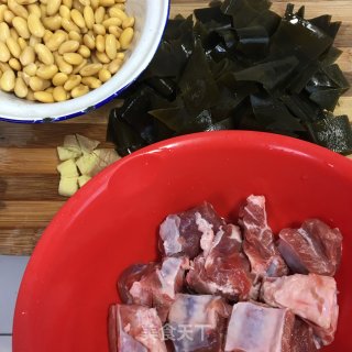海带黄豆排骨汤的做法步骤：1