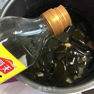 海带黄豆排骨汤的做法步骤：2