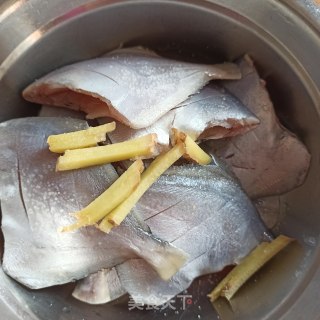 辣烧小鲳鱼的做法步骤：2