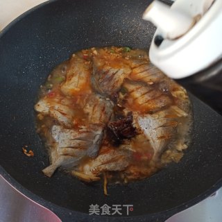辣烧小鲳鱼的做法步骤：9