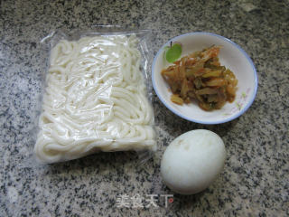 榨菜丝鸭蛋乌冬面的做法步骤：1