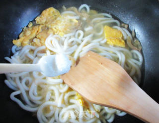 榨菜丝鸭蛋乌冬面的做法步骤：5
