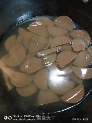 蒜苗鸭血的做法步骤：1