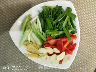 蒜苗鸭血的做法步骤：2