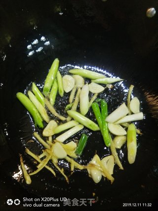 蒜苗鸭血的做法步骤：3