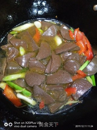 蒜苗鸭血的做法步骤：4