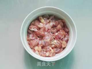 杏鲍菇炒鸡丁的做法步骤：2