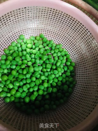 豌豆炒蛋的做法步骤：1
