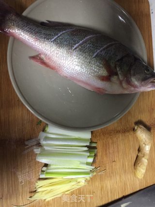 清蒸鲈鱼的做法步骤：1