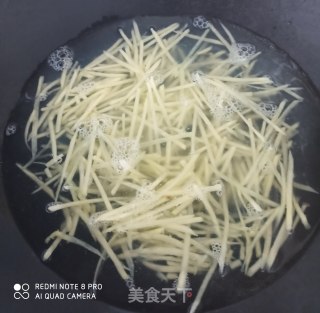 土豆鸡蛋盘丝饼的做法步骤：2