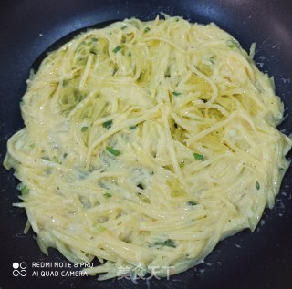 土豆鸡蛋盘丝饼的做法步骤：5