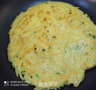 土豆鸡蛋盘丝饼的做法步骤：6