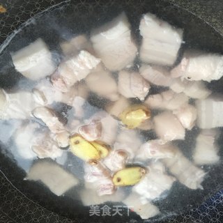 红烧肉炖土豆的做法步骤：2