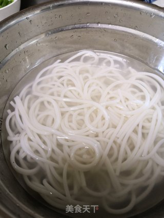 排骨米线的做法步骤：1