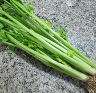 香干黑木耳炒香芹的做法步骤：1