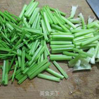 香干黑木耳炒香芹的做法步骤：5
