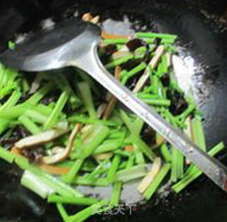 香干黑木耳炒香芹的做法步骤：10