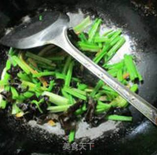 香干黑木耳炒香芹的做法步骤：12