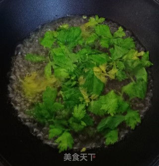 芹菜叶虾皮煎蛋——快手又健康的做法步骤：2