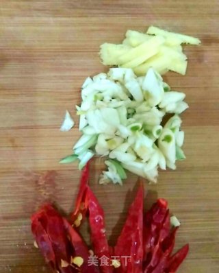 韭菜炒鸭血的做法步骤：1