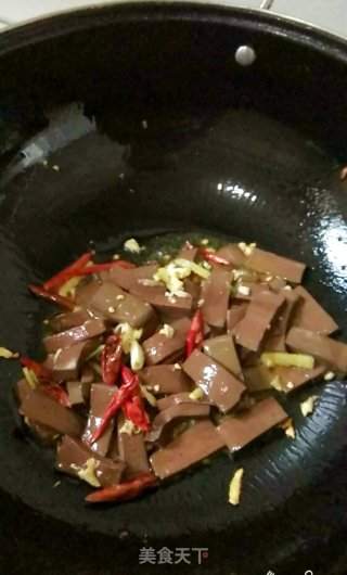 韭菜炒鸭血的做法步骤：6