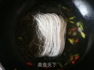 虫草花海带煮粉丝的做法步骤：7
