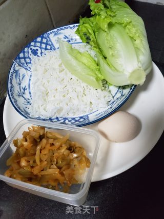 荷包蛋榨菜米粉汤的做法步骤：1