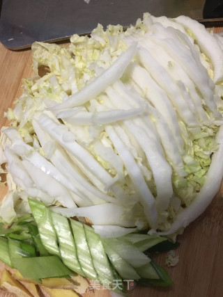一卤鲜咸鱼蒸白菜的做法步骤：2