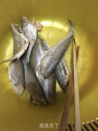 一卤鲜咸鱼蒸白菜的做法步骤：4