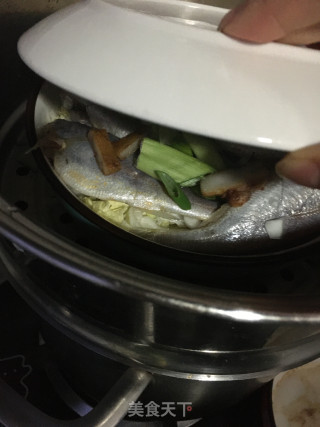 一卤鲜咸鱼蒸白菜的做法步骤：7