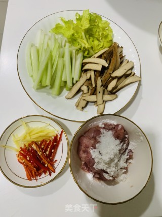 芹菜香干肉丝的做法步骤：1