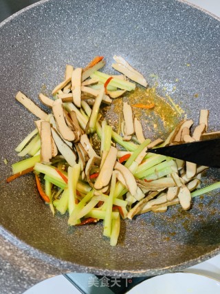 芹菜香干肉丝的做法步骤：5