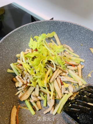 芹菜香干肉丝的做法步骤：7