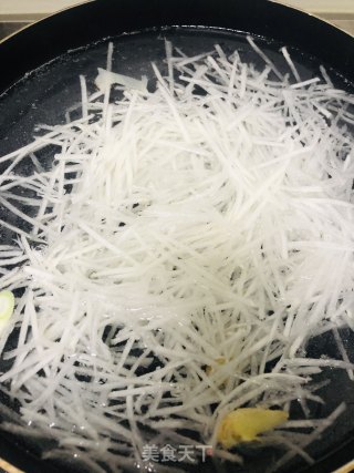 鱼丸萝卜丝汤的做法步骤：3