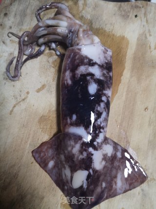鱿鱼炒蒜苔的做法步骤：1