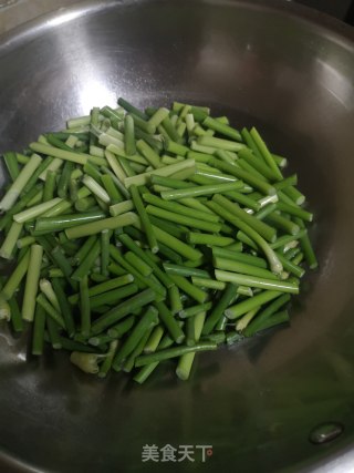 鱿鱼炒蒜苔的做法步骤：6