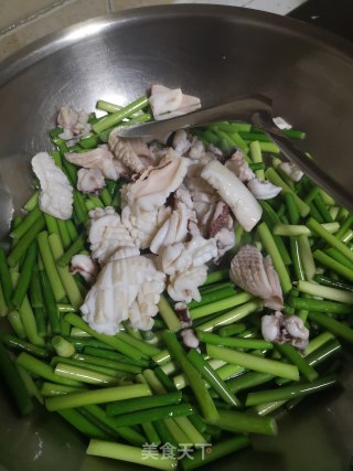 鱿鱼炒蒜苔的做法步骤：7