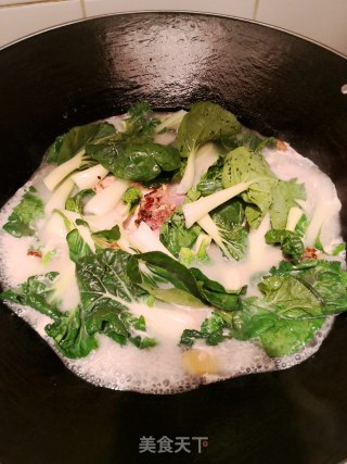 小白菜鱼尾汤的做法步骤：5