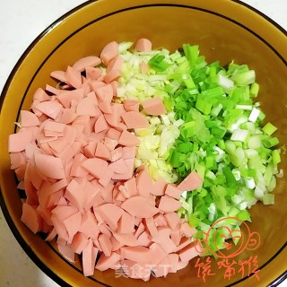 西芹火腿鸡蛋饼的做法步骤：2