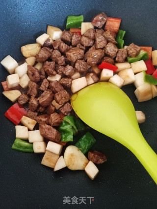 杏鲍菇炒牛肉粒的做法步骤：5