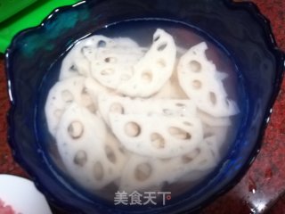 快手小炒莲藕炒西芹的做法步骤：1