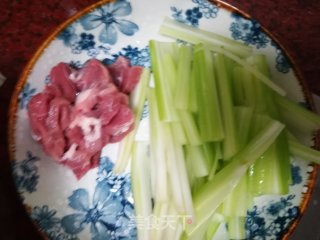快手小炒莲藕炒西芹的做法步骤：2