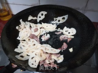 快手小炒莲藕炒西芹的做法步骤：4