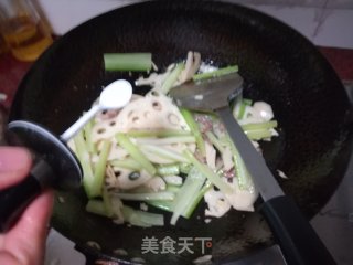 快手小炒莲藕炒西芹的做法步骤：6