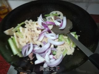 快手小炒莲藕炒西芹的做法步骤：7