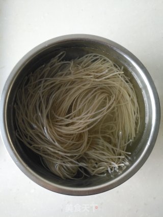 菠菜拌粉丝的做法步骤：1